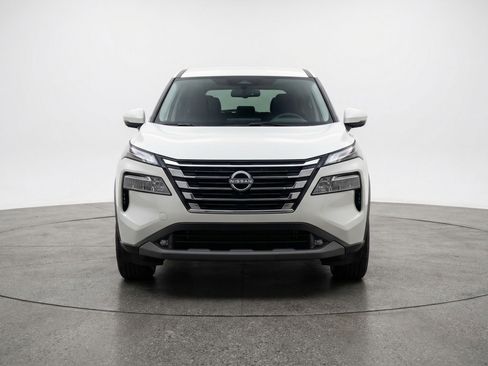 Used 2025 Nissan Rogue SV AWD/4WD image 2