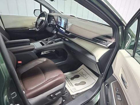 Used 2023 Toyota Sienna Platinum AWD/4WD image 18