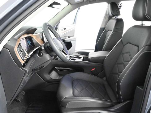 Certified 2024 Volkswagen Atlas SE FWD image 18