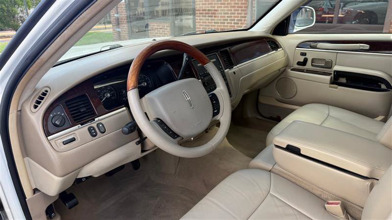 Used 2007 Lincoln Town Car Signature Limited RWD image 13