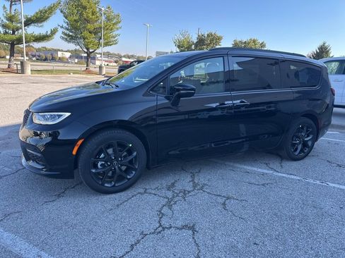 New 2026 Chrysler Pacifica Select image 15