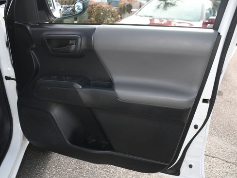 Used 2017 Toyota Tacoma SR image 17