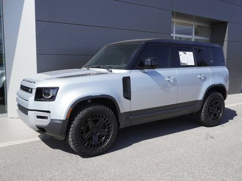 Used 2024 Land Rover Defender 110 SE AWD/4WD image 3