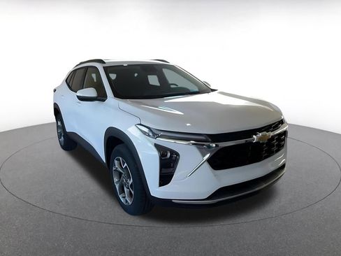 Used 2025 Chevrolet Trax LT image 3