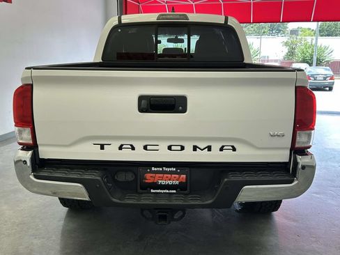 Used 2017 Toyota Tacoma SR5 w/ Tow Package RWD image 4