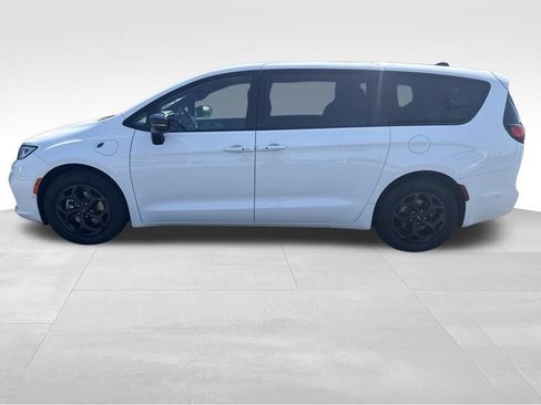 Used 2024 Chrysler Pacifica Limited FWD image 16