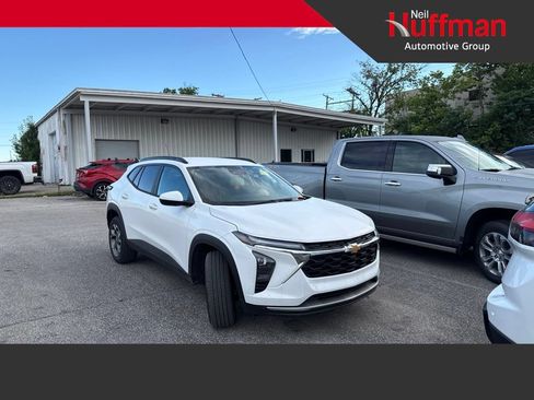 Used 2025 Chevrolet Trax LT w/ LT Convenience Package FWD image 1