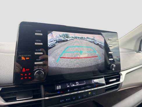 Used 2021 Toyota Sienna LE AWD/4WD image 18