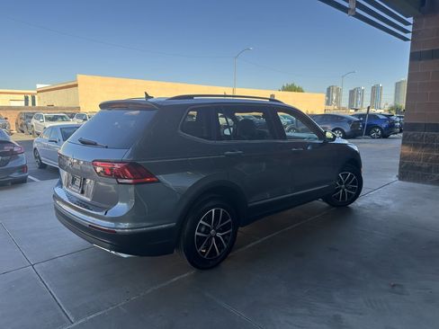 Used 2021 Volkswagen Tiguan SE w/ Panoramic Sunroof Package FWD image 3
