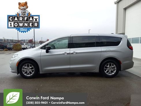 Used 2024 Chrysler Pacifica Touring-L image 6