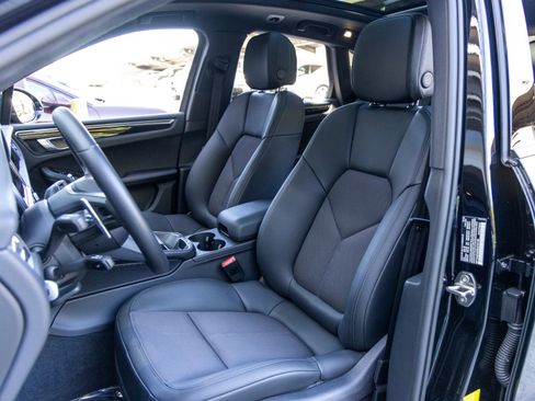 Certified 2025 Porsche Macan image 5