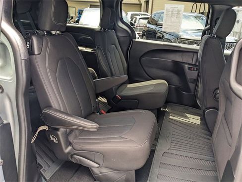 Used 2023 Chrysler Pacifica Touring image 27