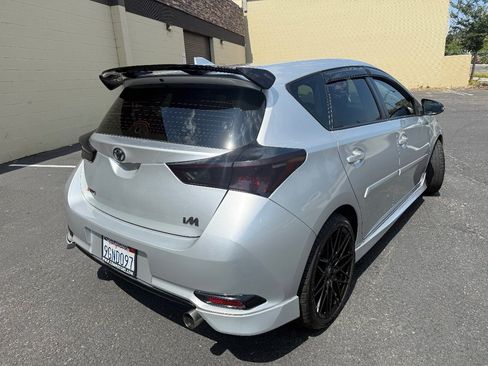 Used 2018 Toyota Corolla iM w/ Carpet Mat Package (TMS) FWD image 7