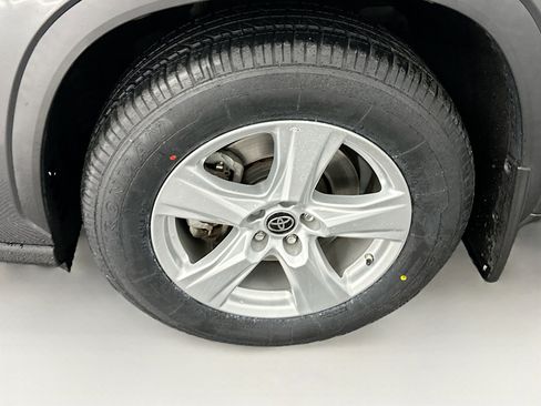 Used 2023 Toyota Highlander LE image 11