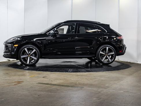 Certified 2025 Porsche Macan image 2