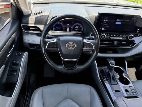 Used 2023 Toyota Highlander Limited FWD image 24
