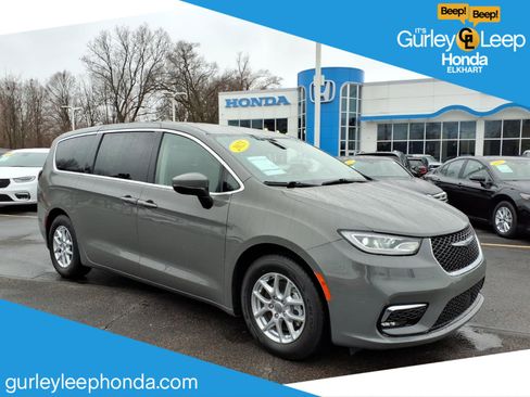 Used 2023 Chrysler Pacifica Touring-L image 1