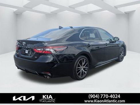 Used 2024 Toyota Camry SE w/ Convenience Package image 3