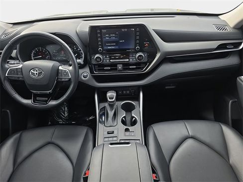 Used 2021 Toyota Highlander XLE image 10