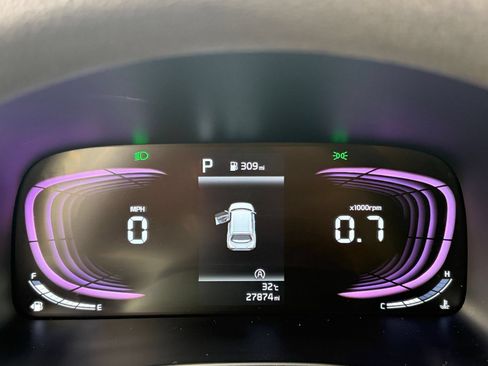 Used 2025 Kia Soul LX w/ LX Technology Package FWD image 38