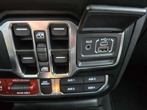 Used 2024 Jeep Gladiator Mojave w/ Technology Group image 27