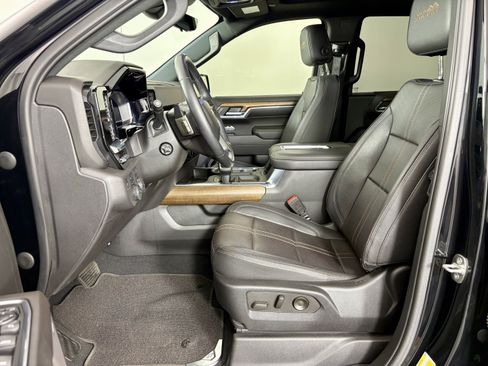 Used 2022 Chevrolet Silverado 1500 High Country w/ Technology Package image 11