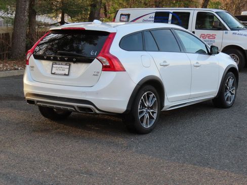 Used 2018 Volvo V60 T5 Cross Country w/ Convenience Package image 5