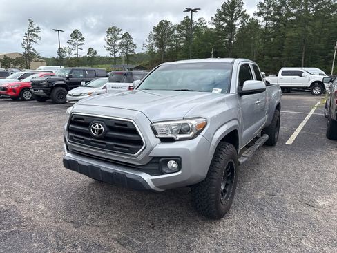 Used 2017 Toyota Tacoma SR5 RWD image 3