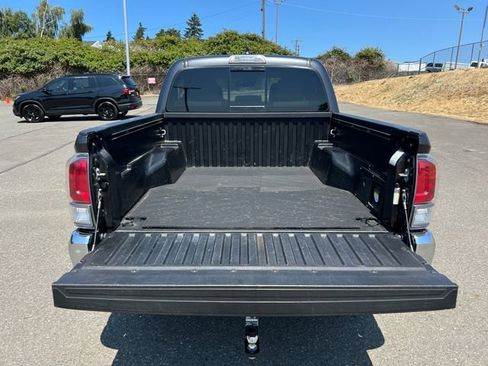 Used 2020 Toyota Tacoma TRD Off-Road w/ Blackout Package AWD/4WD image 13