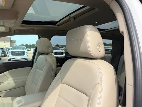 Used 2017 GMC Acadia Denali w/ Technology Package FWD image 11