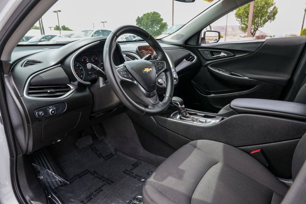 Used 2025 Chevrolet Malibu RS FWD image 17