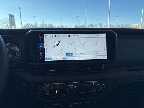 Used 2025 Jeep Gladiator Mojave w/ Convenience Group image 15