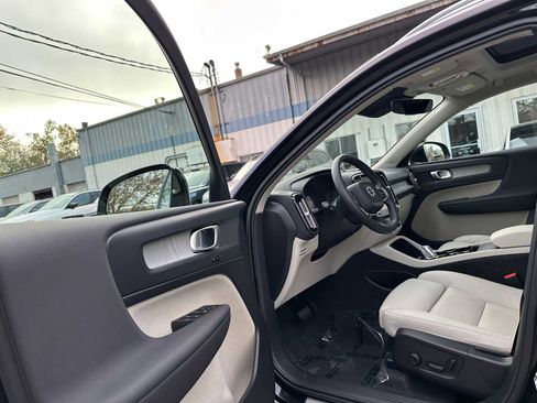 Used 2025 Volvo XC40 B5 Plus w/ Protection Package Premier image 20
