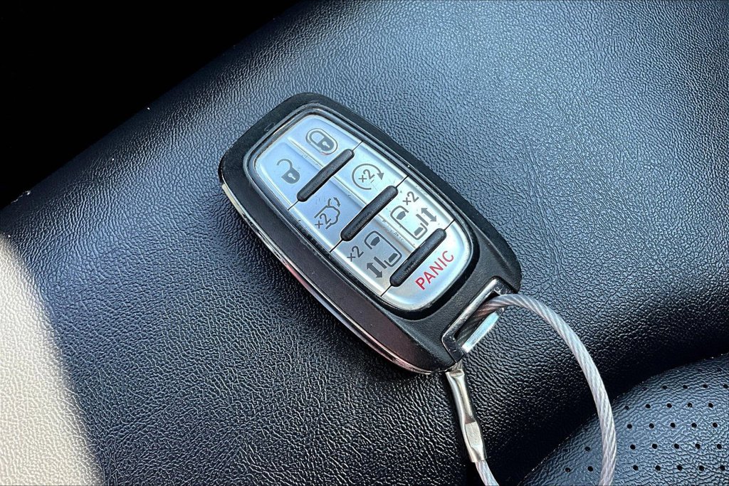 Used 2025 Chrysler Pacifica Select FWD image 10