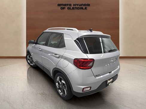 Used 2022 Hyundai Venue SEL FWD image 4