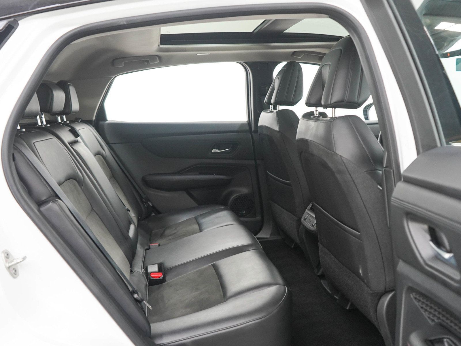 Used 2023 Nissan Ariya AWD image 13
