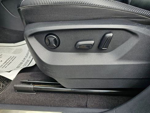 Used 2022 Volkswagen Atlas Cross Sport SE image 12