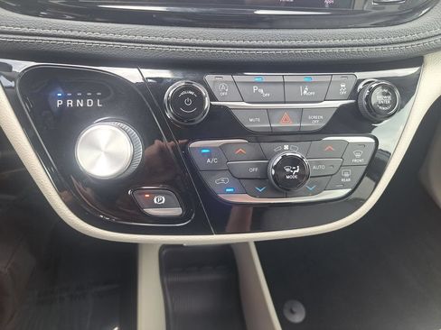 Used 2021 Chrysler Pacifica Touring-L FWD image 16