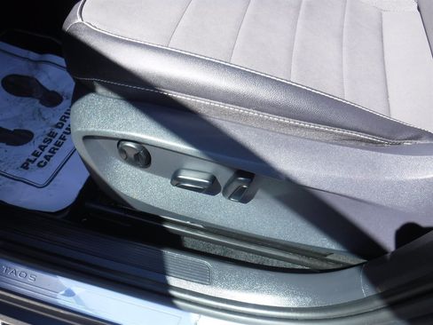 Used 2022 Volkswagen Taos SE image 11