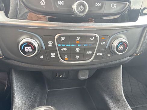 Used 2020 Chevrolet Traverse LT FWD image 17