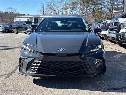 Used 2025 Toyota Camry SE image 3