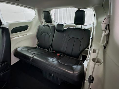 Used 2024 Chrysler Pacifica Touring-L image 27