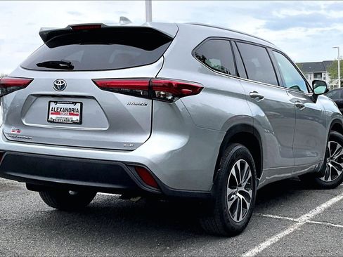 Used 2022 Toyota Highlander XLE AWD/4WD image 12