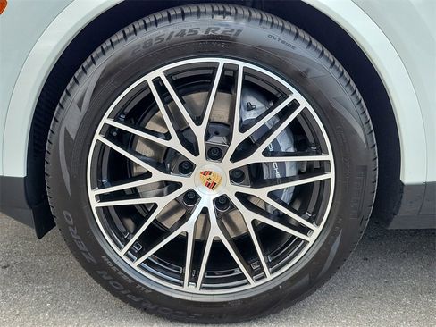 Used 2025 Porsche Cayenne Base image 11