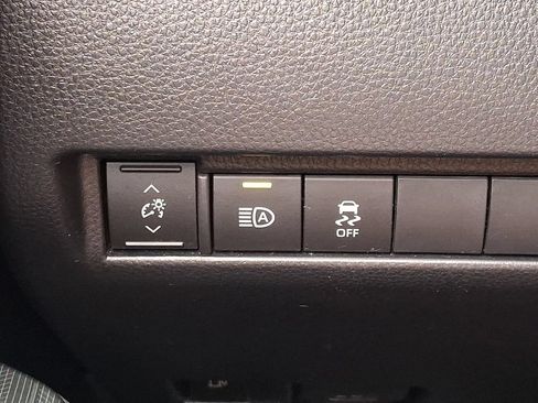 Used 2023 Toyota Venza XLE AWD/4WD image 26