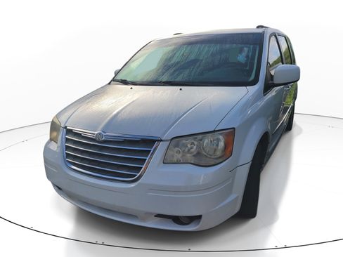 Used 2010 Chrysler Town & Country Touring FWD image 3