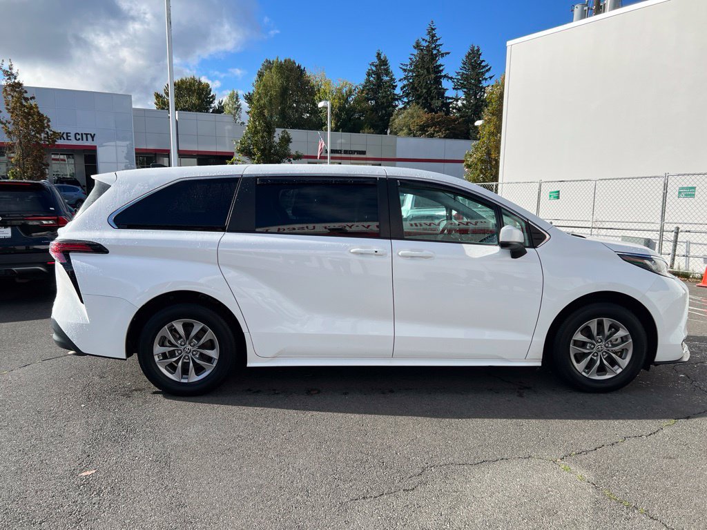 Certified 2022 Toyota Sienna LE FWD image 3