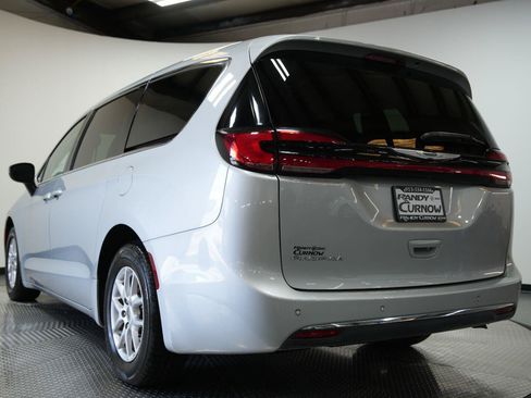 Used 2023 Chrysler Pacifica Touring-L FWD image 25