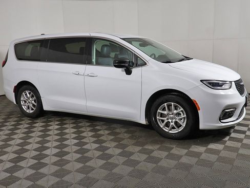 Used 2024 Chrysler Pacifica Touring-L image 15