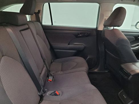 Used 2022 Toyota Highlander LE FWD image 19